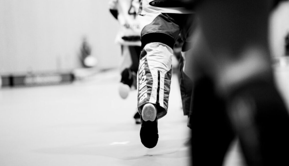 Hokej a łyżwiarstwo figurowe – różnice w sprzęcie i technice jazdy