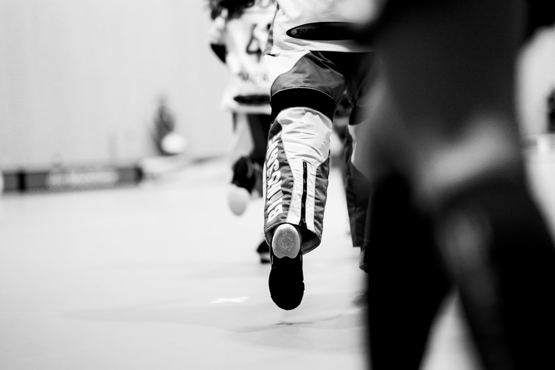 Hokej a łyżwiarstwo figurowe – różnice w sprzęcie i technice jazdy