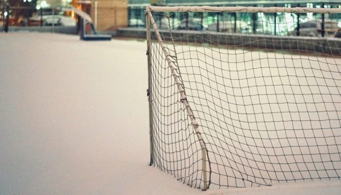 Ile trwa mecz hokejowy – zasady i przerwy w grze