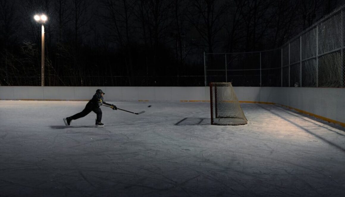 W co ubierasz się na hokej – jak skompletować strój na lodowisko