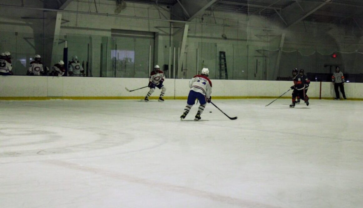 Podstawowe zasady hokeja na lodzie – wyjaśnienie dla początkujących