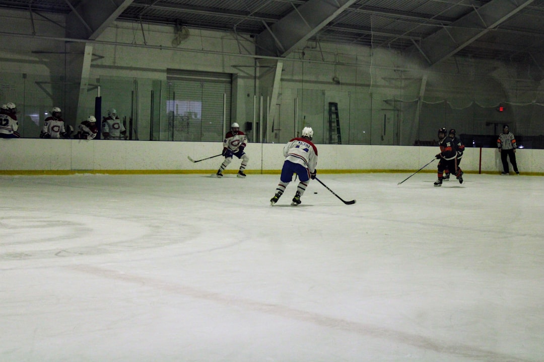 Podstawowe zasady hokeja na lodzie – wyjaśnienie dla początkujących